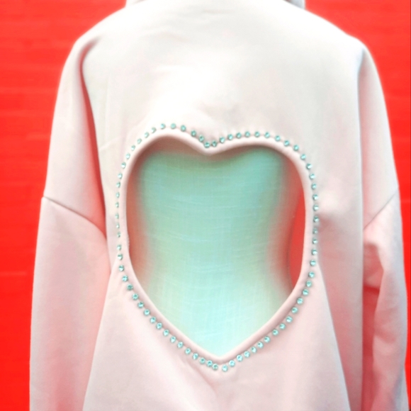NEW💗open back  hoodie with rhinestone heart🩷!  All eyes will be on you🩷😉💋 - Picture 2 of 10